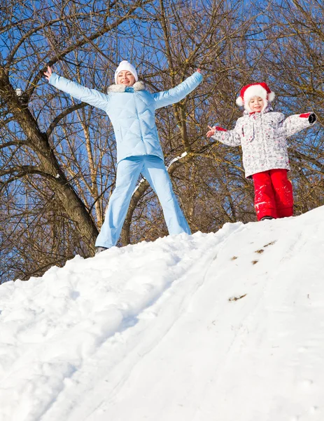 Moeder en dochter in winterpark — Stockfoto