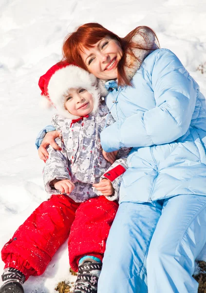 Mutter und Tochter im Winterpark — Stockfoto