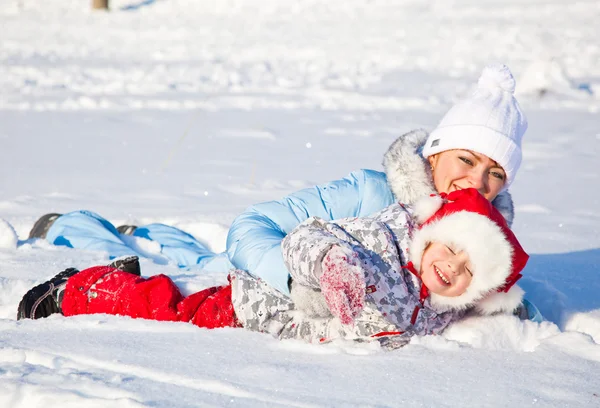 Mother and daughter in winter park — Stock Photo, Image