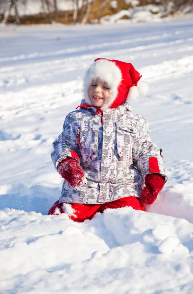 Kleines Mädchen spaziert im Winterpark — Stockfoto