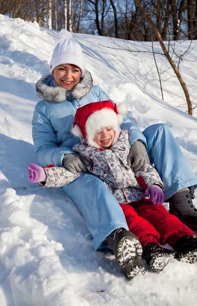 Μητέρα και κόρη στο χειμερινό πάρκο — Φωτογραφία Αρχείου
