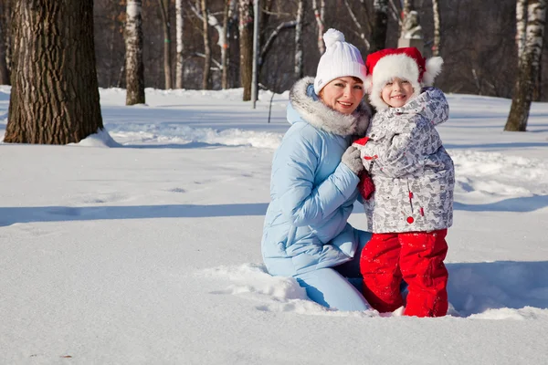 Moeder en dochter in winterpark — Stockfoto