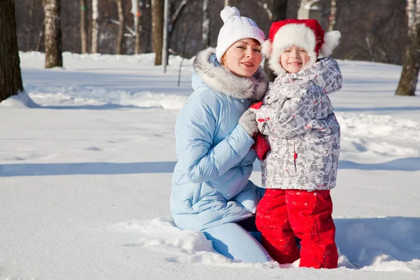 Μητέρα και κόρη στο χειμερινό πάρκο — Φωτογραφία Αρχείου