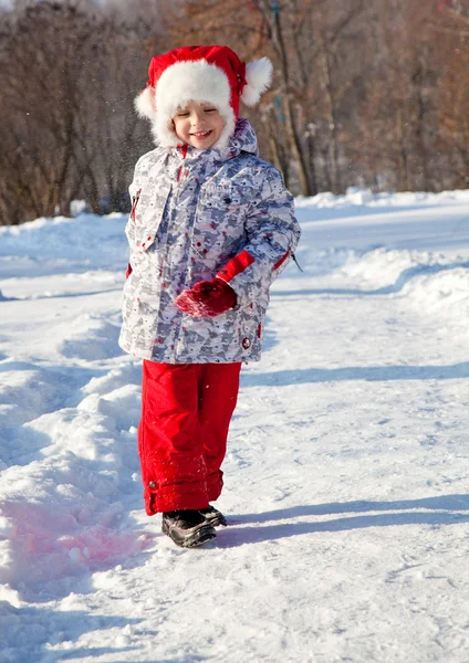 Κοριτσάκι περπάτημα σε ένα πάρκο του χειμώνα — Φωτογραφία Αρχείου