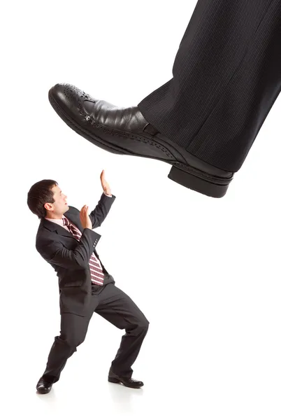 Affärsmannens foten trampa på liten affärsman — Stockfoto