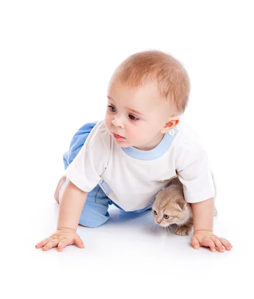 Kind mit Kätzchen — Stockfoto