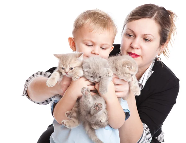 Barn med kattungar — Stockfoto