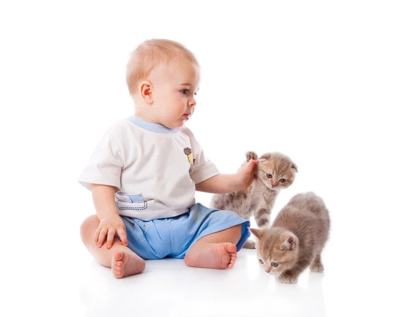 Enfant avec chaton — Photo