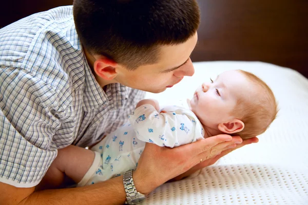 Bebê e pai — Fotografia de Stock