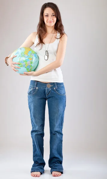 Mädchen mit Globus — Stockfoto