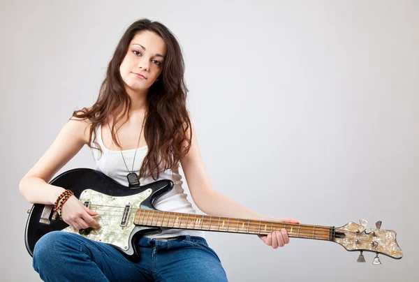 Adolescent fille avec guitare électrique — Photo