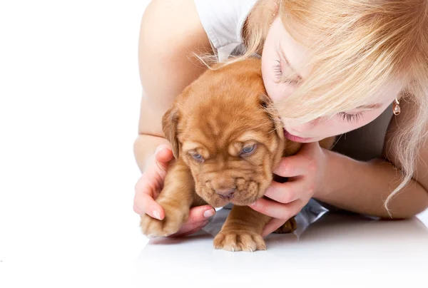 Chica joven con cachorro de Dogue de Bordeaux (mastín francés ) — Foto de Stock