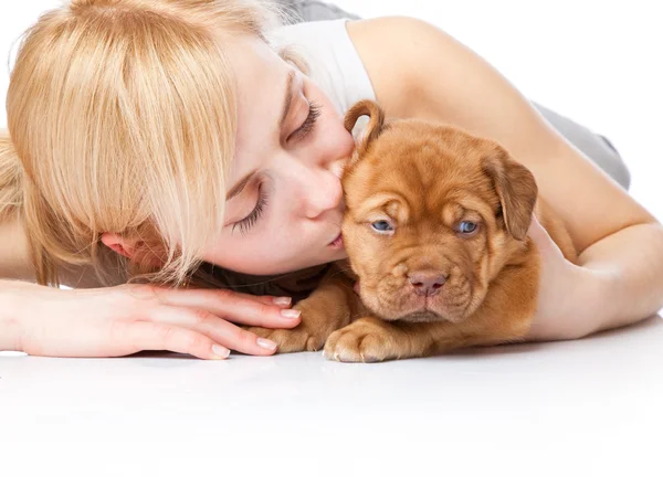 Jong meisje met puppy van Dogue de Bordeaux (Franse mastiff) — Stockfoto