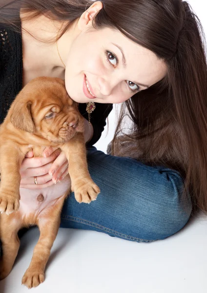 Jong meisje met puply van Dogue de Bordeaux (Franse mastiff) — Stockfoto