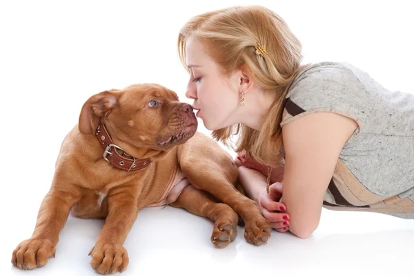 Giovane ragazza con cucciolo di Dogue de Bordeaux (mastino francese ) — Foto Stock