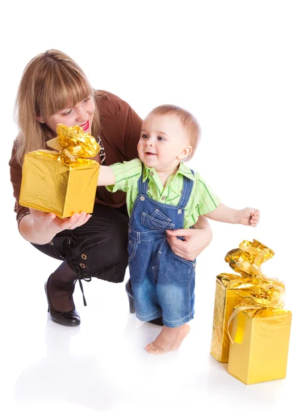 母亲和礼品的小男孩 — 图库照片