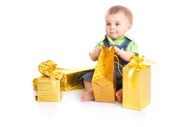 Baby mit Geschenken — Stockfoto
