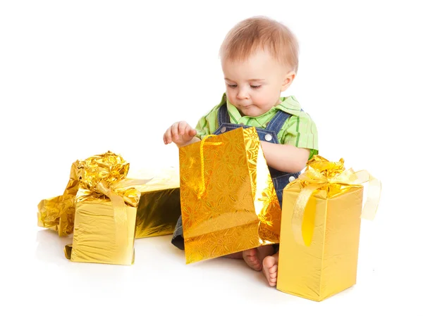 Ребенок с подарками — стоковое фото