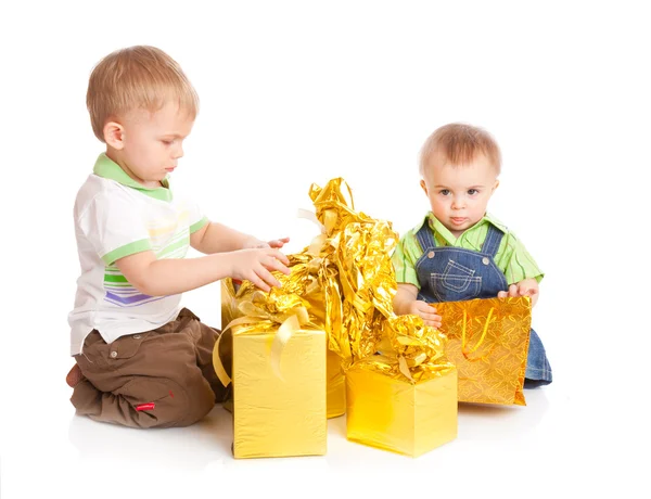 Twee jongens met geschenken — Stockfoto