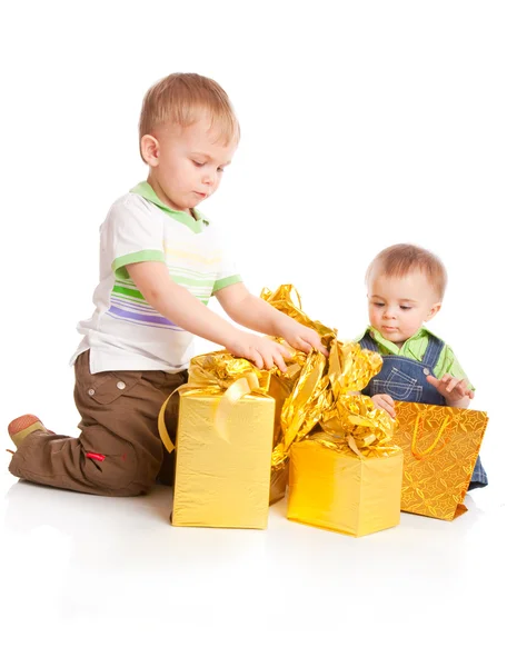 Due ragazzi con regali — Foto Stock