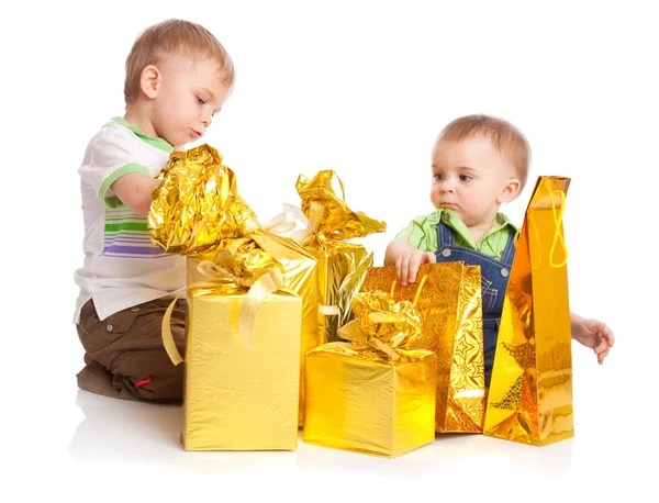 Dva chlapci s dárky — Stock fotografie