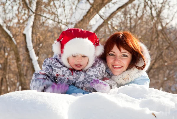Moeder en dochter in winterpark Rechtenvrije Stockafbeeldingen