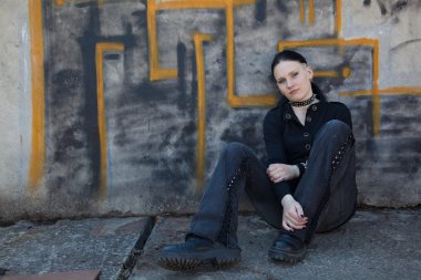 Graffiti duvar oturan genç kız