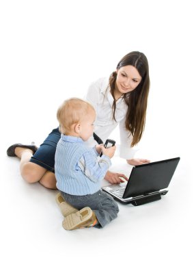Anne ve bebek ile laptop