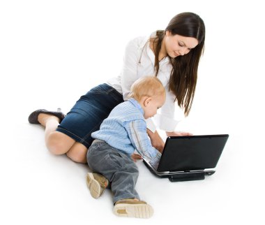 Anne ve bebek ile laptop