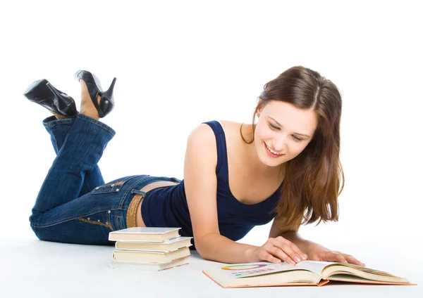 Flickan på golvet och läser bok — Stockfoto