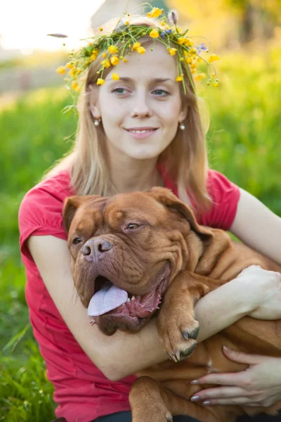 Jeune fille et son chien — Photo