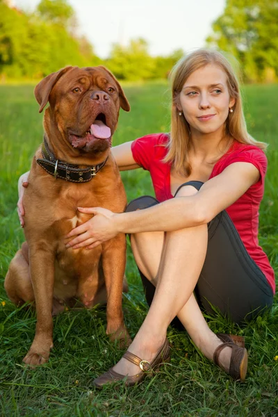 Jeune fille et son chien — Photo
