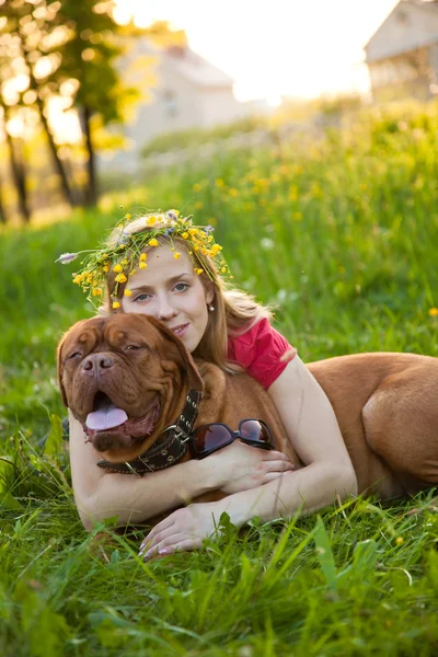 Joven chica y su perro —  Fotos de Stock