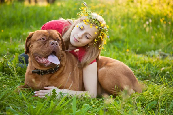Ung flicka och hennes hund — Stockfoto