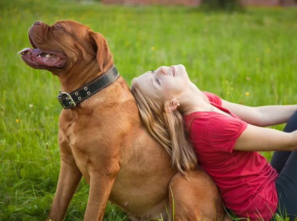 Joven chica y su perro — Foto de Stock