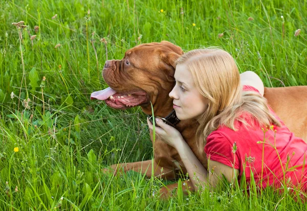 Молода дівчина і її собака — стокове фото