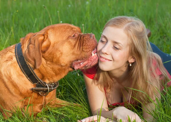 Молодая девушка и ее собака — стоковое фото