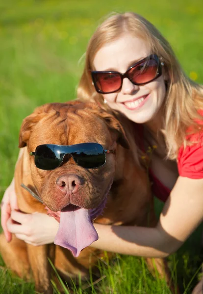 Młoda dziewczyna i jej pies — Zdjęcie stockowe