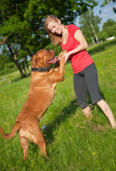Jovem e seu cão — Fotografia de Stock