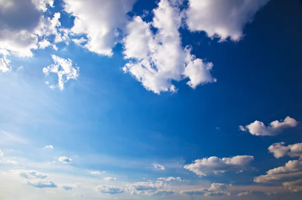 푸른 하늘 과 구름 — 스톡 사진