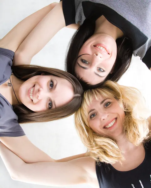 Tres chicas jóvenes — Foto de Stock