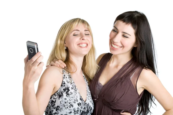 Дві дівчини-підлітки фотографують на мобільному телефоні — стокове фото