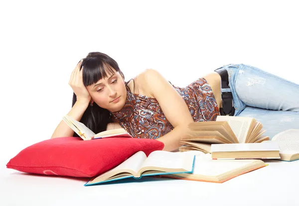 Menina deitada no chão e livro de leitura — Fotografia de Stock