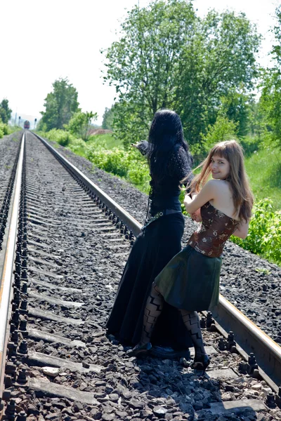 Demiryolu üzerinde iki kız — Stok fotoğraf