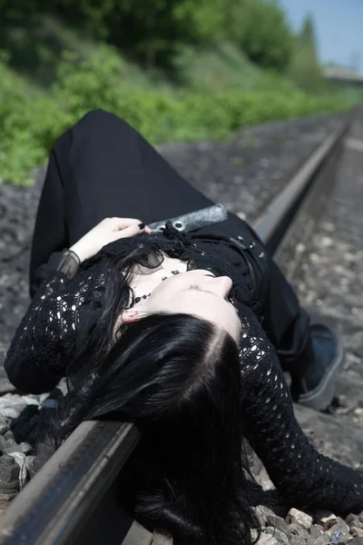 Готическая девушка на железной дороге — стоковое фото