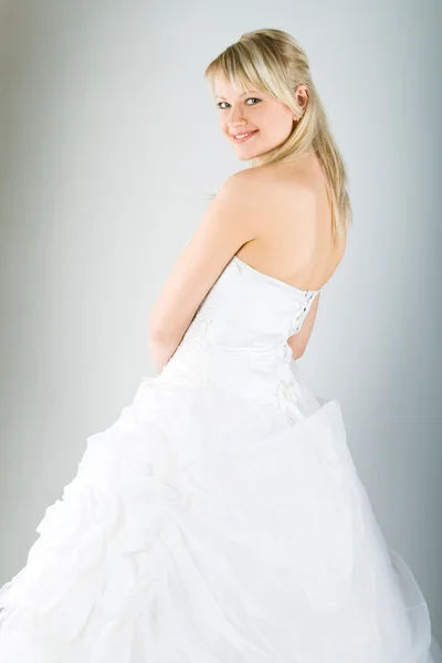 年轻的新娘穿着白色的衣服 — 图库照片