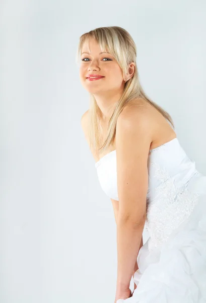 年轻的新娘穿着白色的衣服 — 图库照片