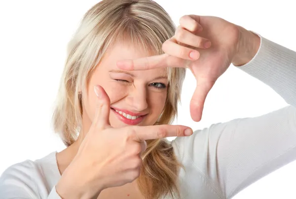 Sarışın genç kadın parmaklarını tarafından yapılmış bir çerçeveyi aramak — Stok fotoğraf