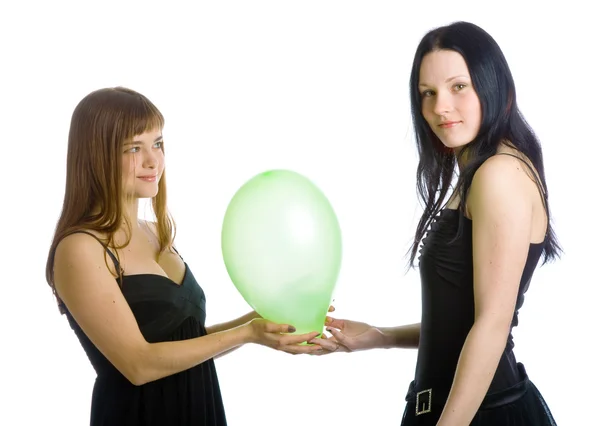 Iki genç kızla yeşil balonlar — Stok fotoğraf