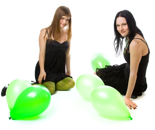 Dos chicas jóvenes con globos verdes —  Fotos de Stock